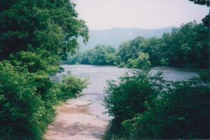 LONG RIVER FRONT ON POPULAR “GOLD COAST”  