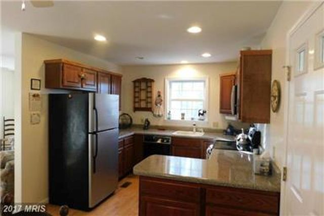 SPACIOUS KITCHEN WITH GRANITE TOPS