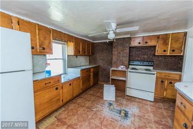 Roomy kitchen with new cabinents, appliances.