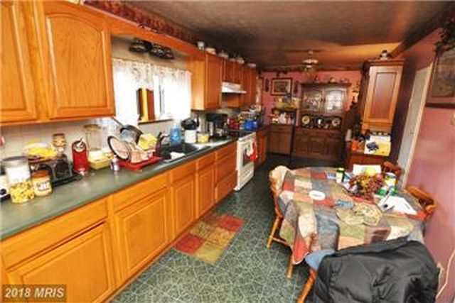 CONVENIENT EAT-IN KITCHEN WITH ALL NECESSARY APPLIANCES