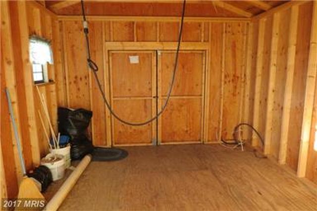 COMFORTABLE PINE-SCENTED BARN WITH ELEC. AND TOILET