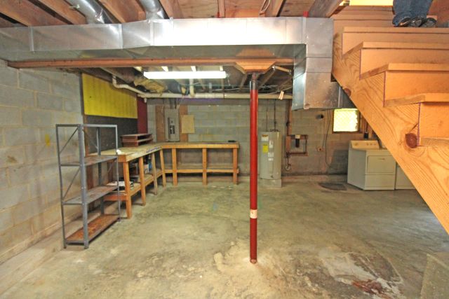 CLEAN, SPACIOUS BASEMENT FOR STUDY, WORKSHOP