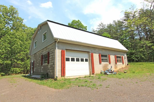 LARGE GARAGE/HOME WITH CAR LIFT, UPSTAIRS LIVING